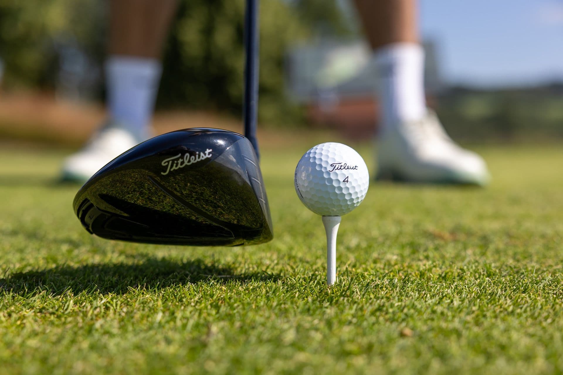 Golfball auf dem Tee vor dem Driver
