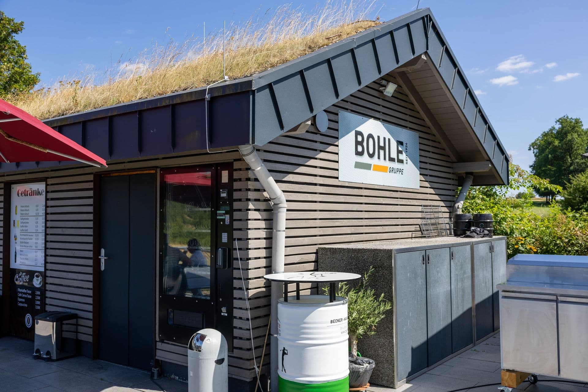 Die Getränkeausgabe mit BOHLE-Schriftzug und Terrasse