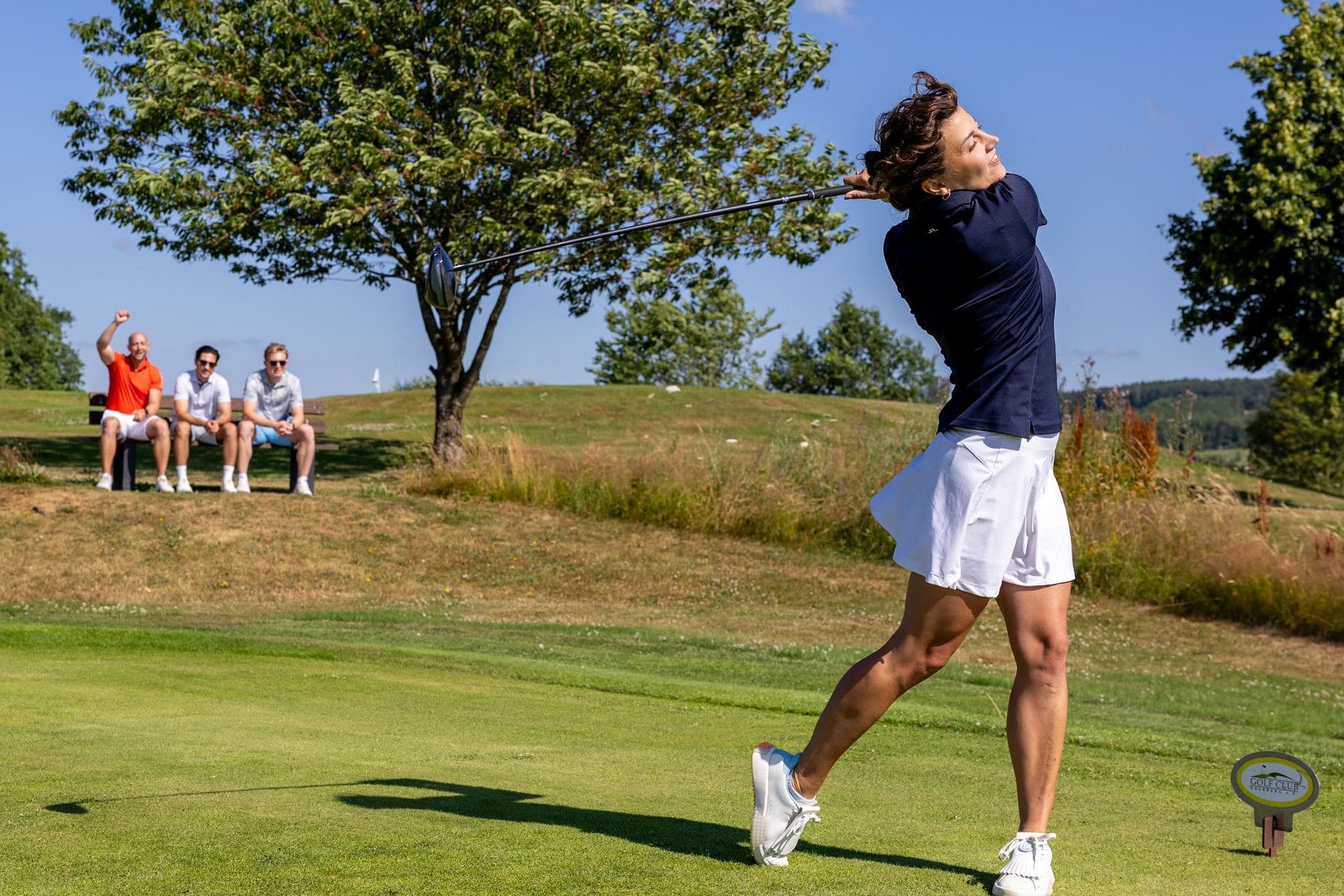 Golferin beim Abschlag auf dem Championship Course