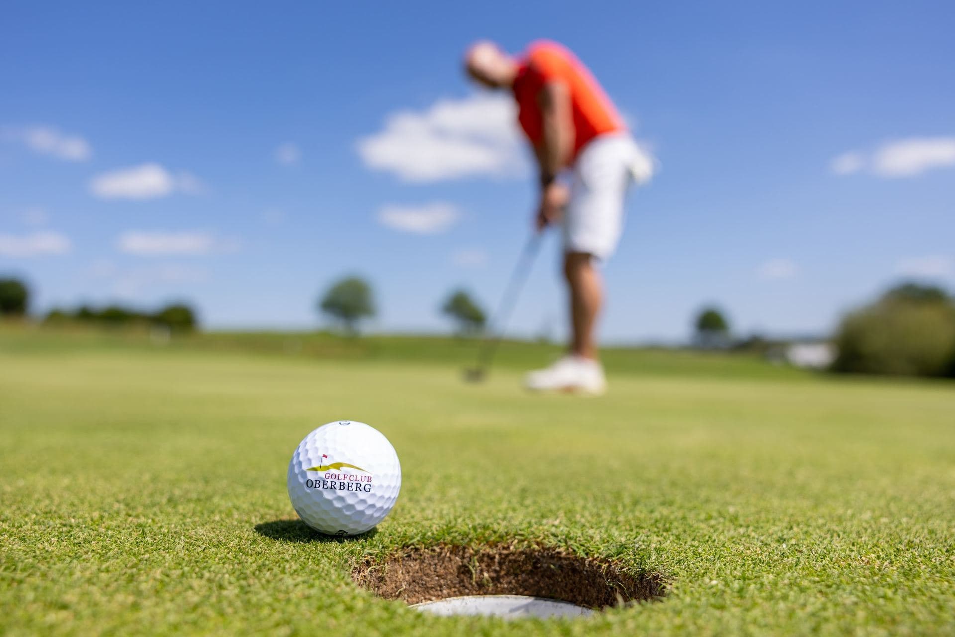 Golfball kurz vor dem Lochrand