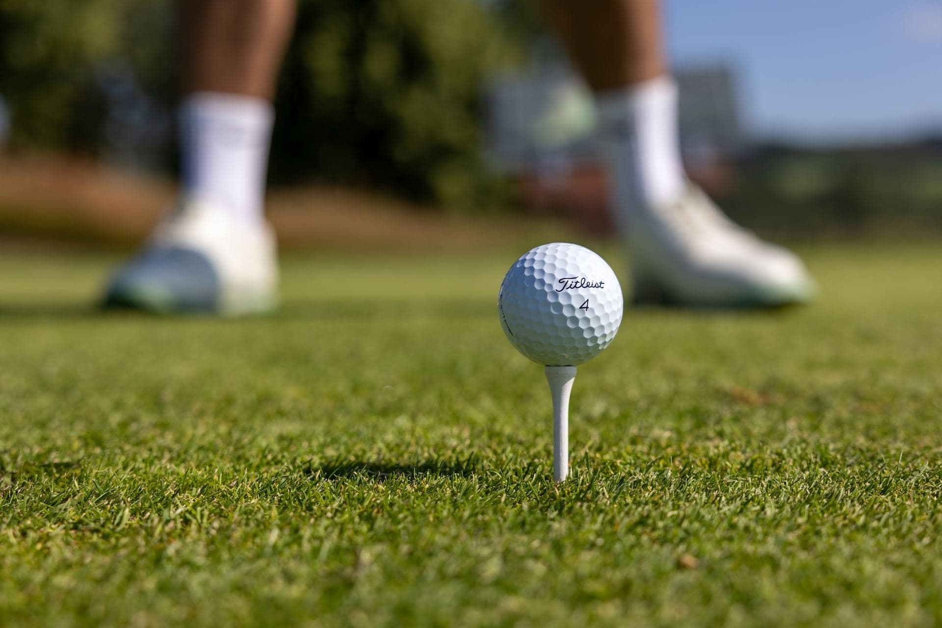 Golfball auf dem Tee, bereit für den Abschlag