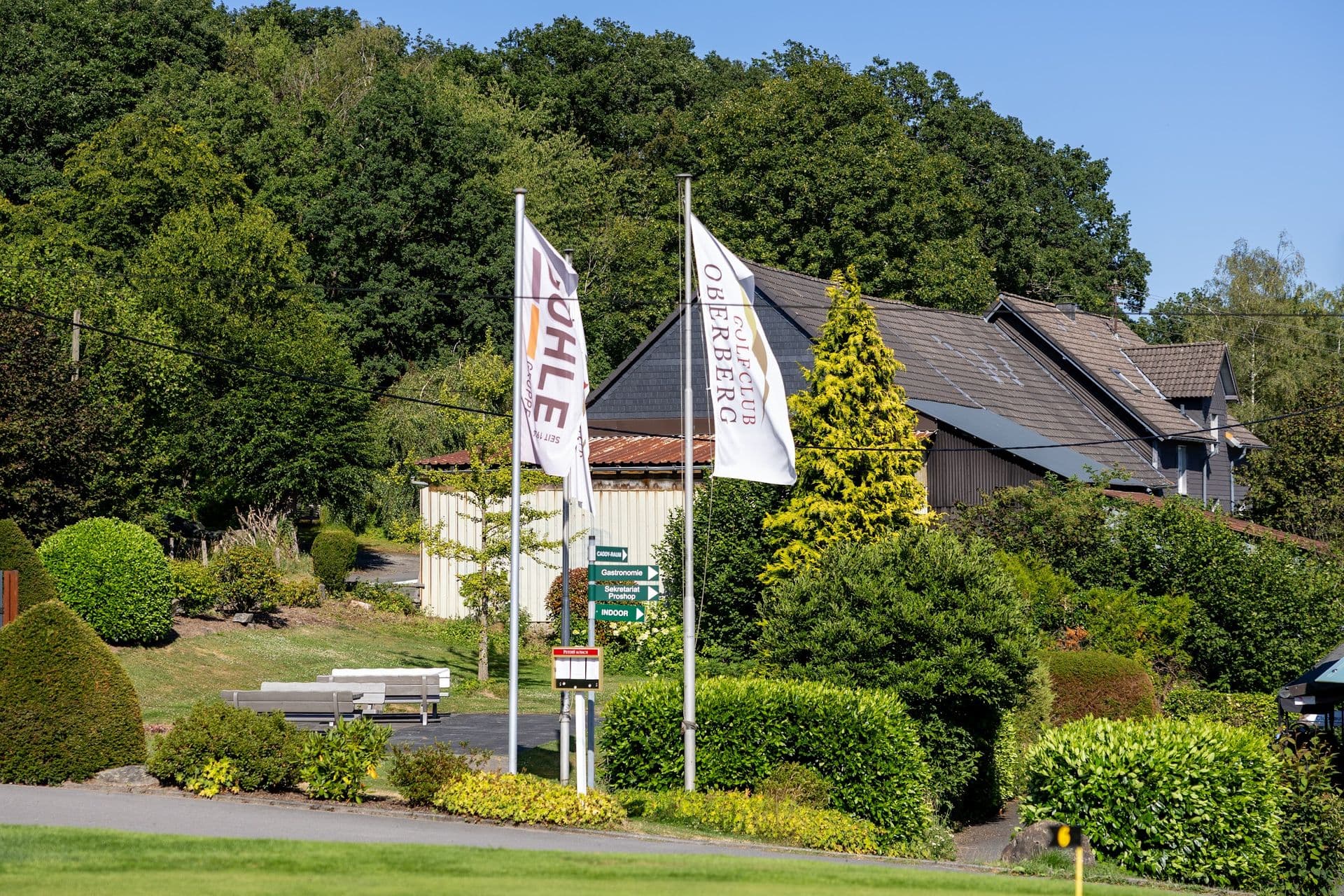 Sponsorenflaggen an der Einfahrt zum Golf Club Oberberg