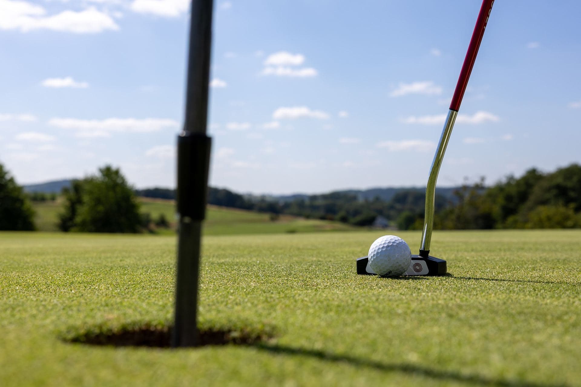 Fahne und Ball auf dem Grün des GC Oberberg