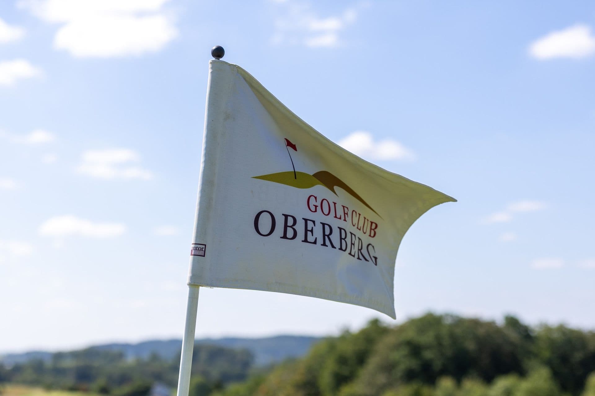 Clubfahne des GC Oberberg vor blauem Himmel