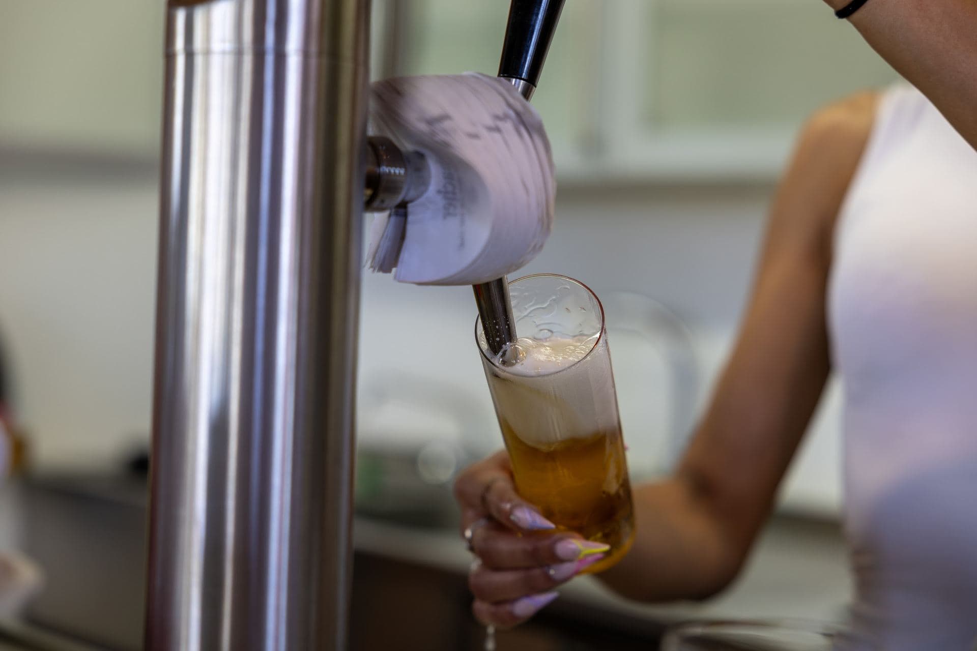 Frisch gezapftes Bier wird gereicht