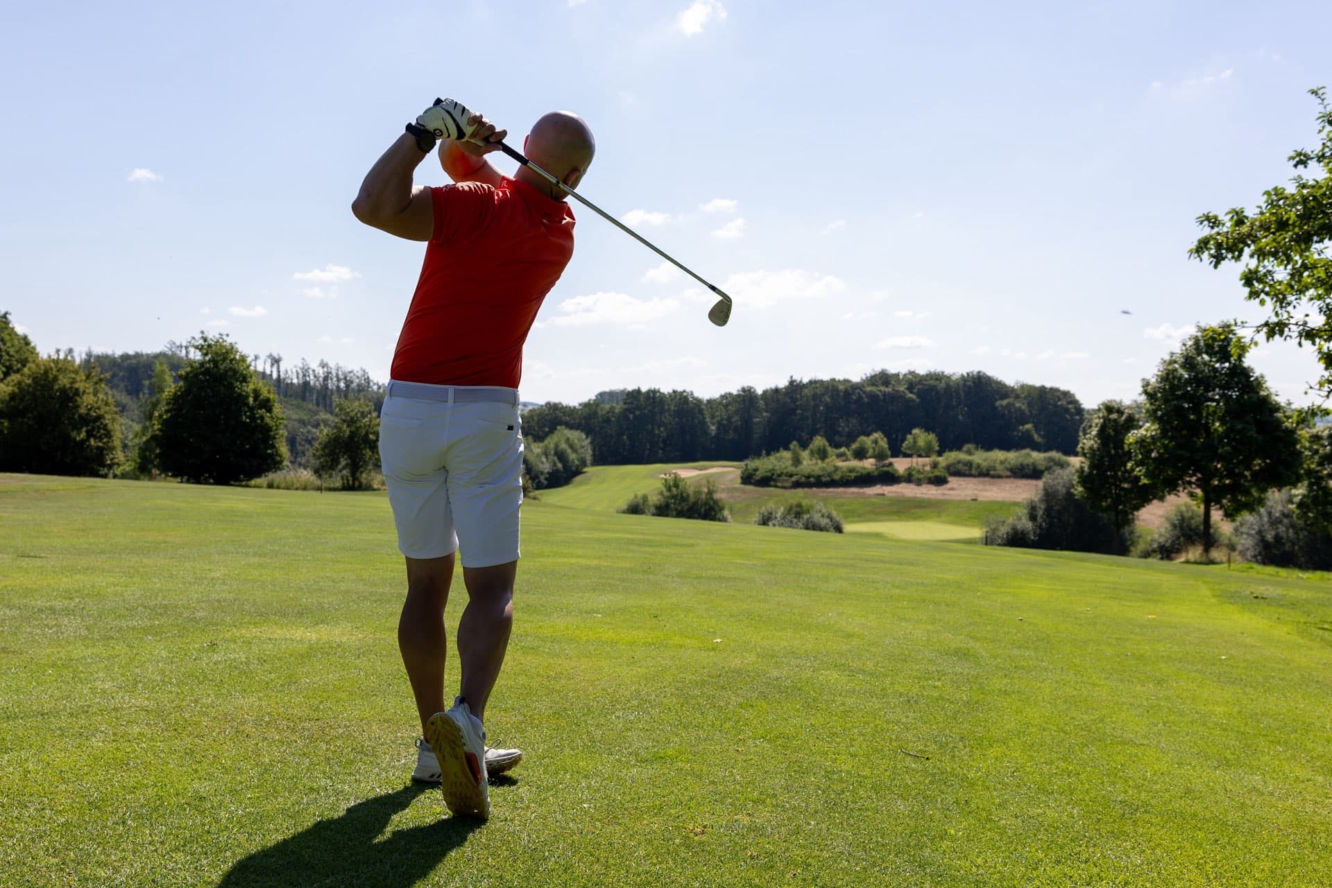 Spieler im Finish blickt über ein weites Fairway bis zu den Hügeln