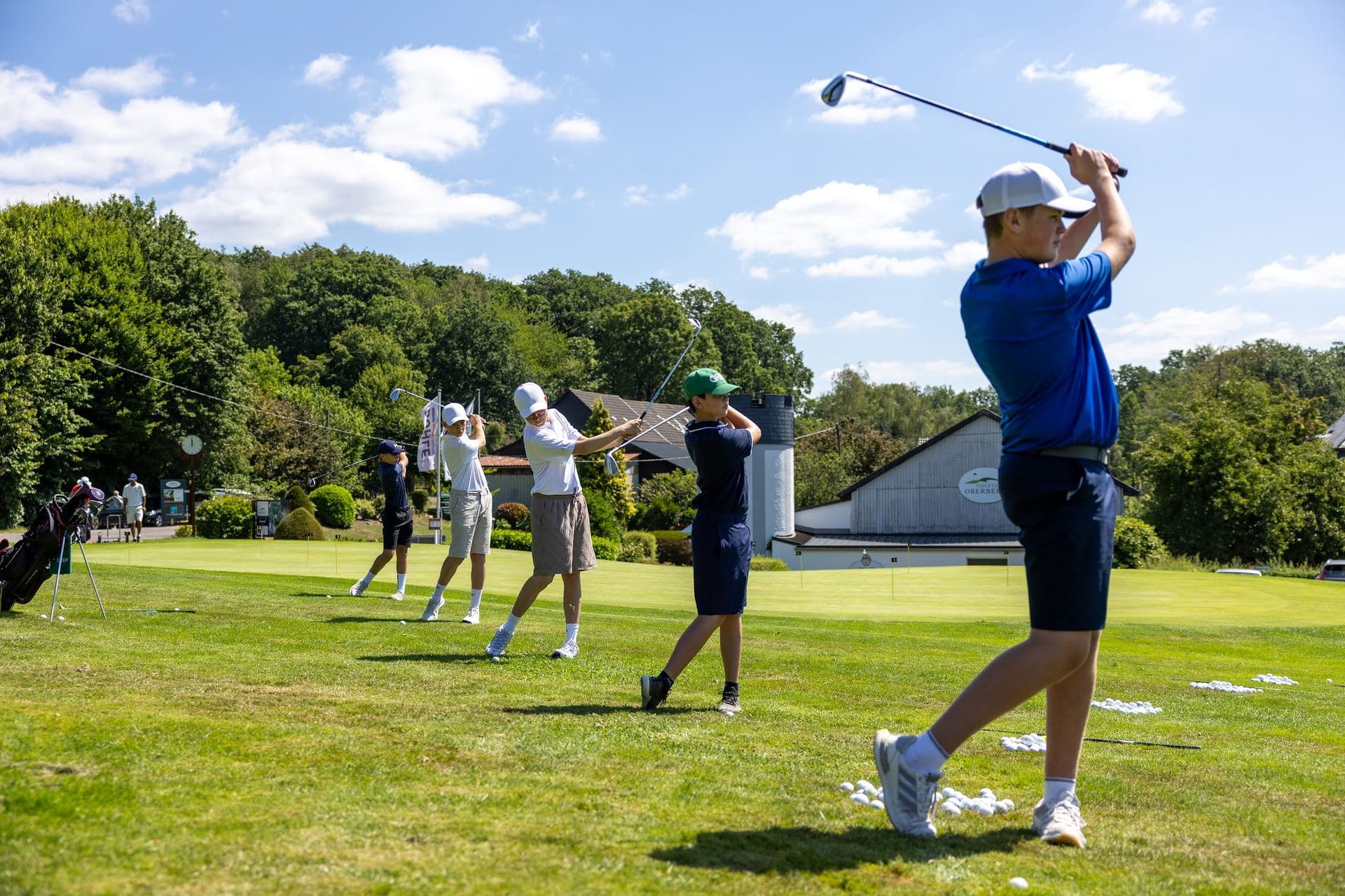 Gruppe von Einsteigern beim Training auf der Driving Range