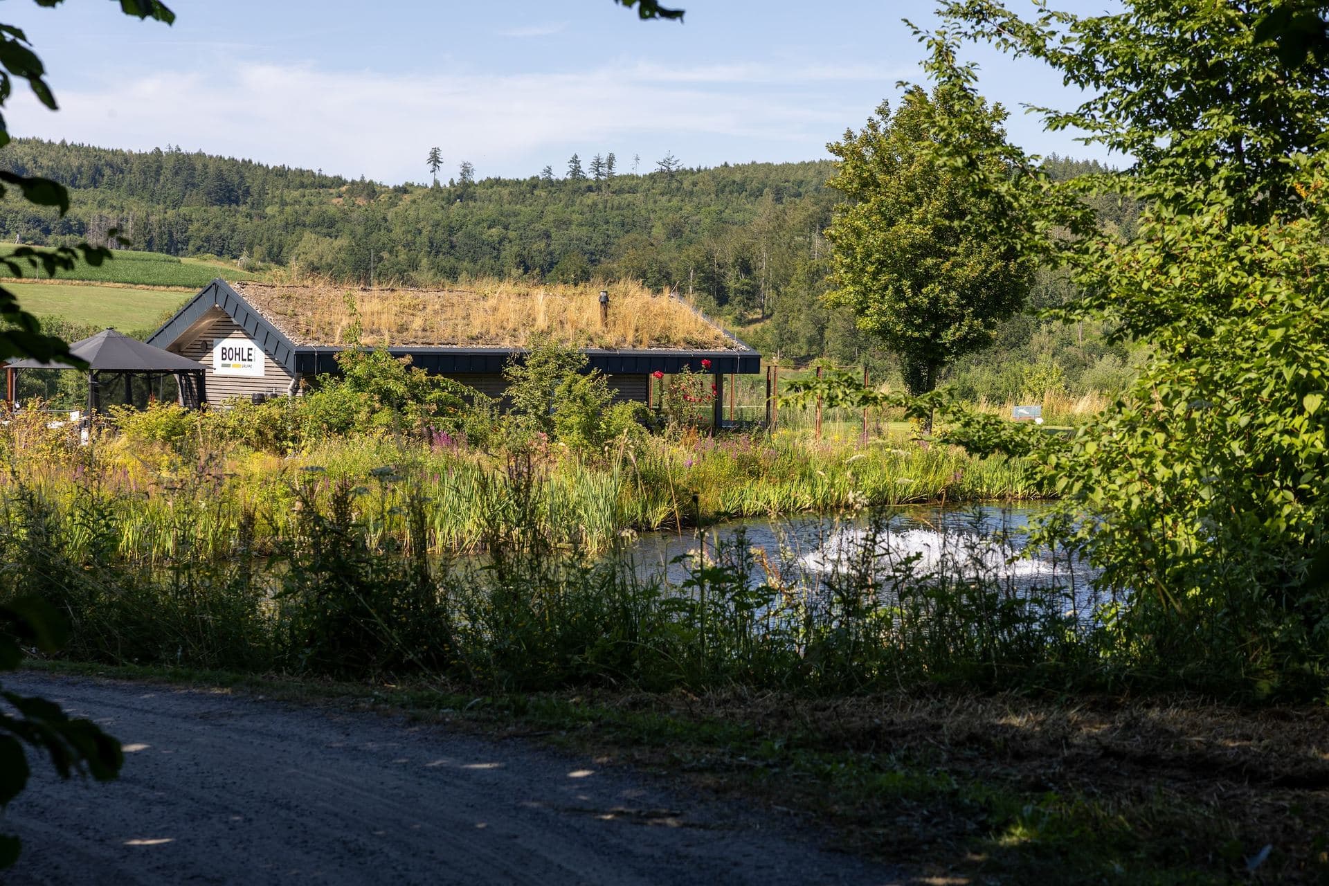 Weg am Teich mit Blick auf das Halfway House